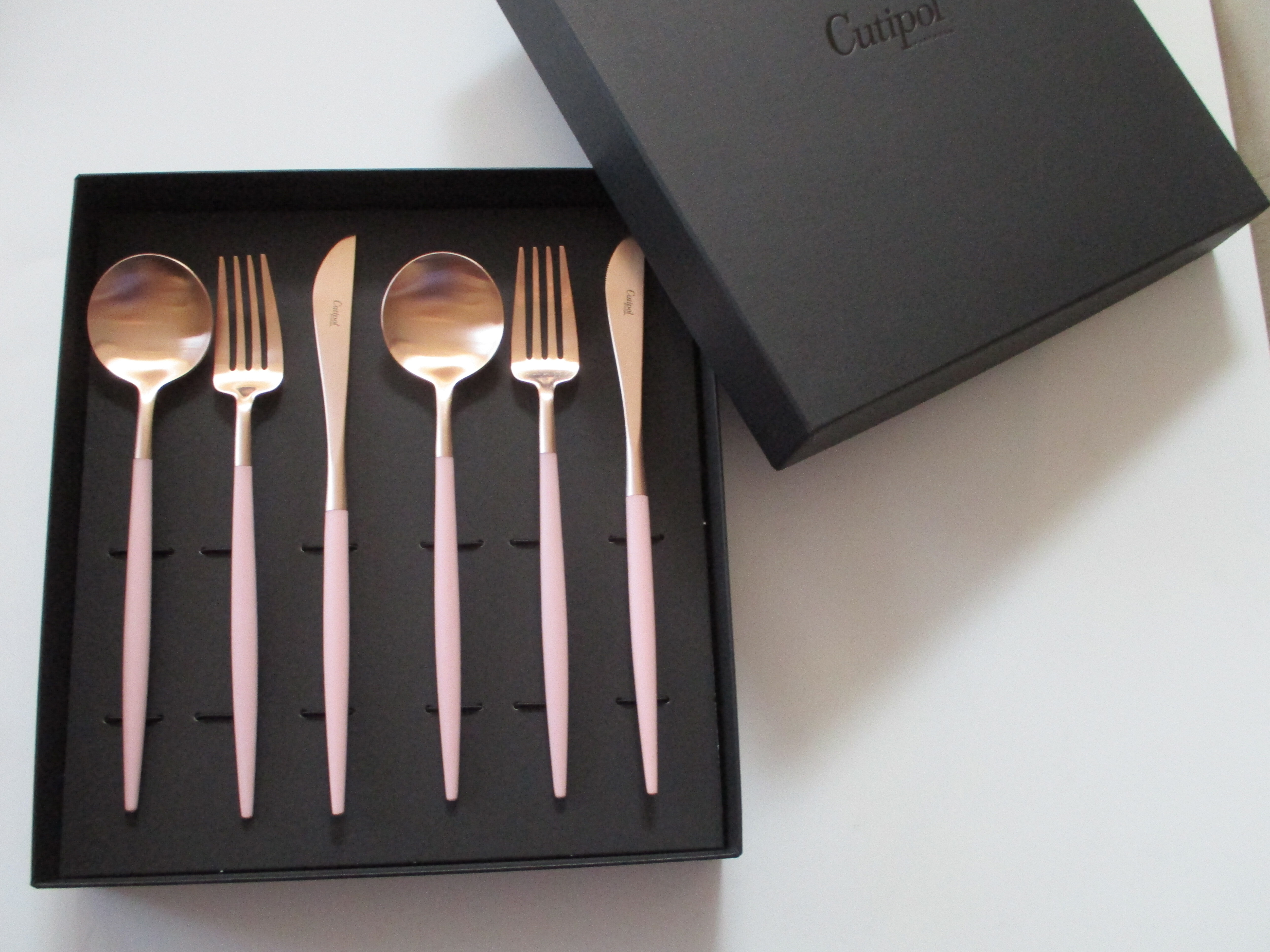 ブランドリボン、ブランド手提げ紙袋、ブランドボックス付属