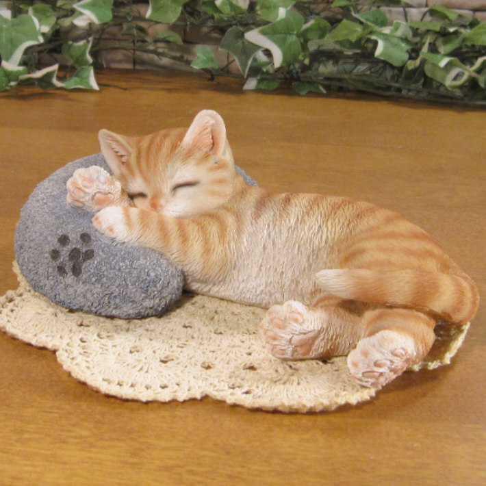 猫 置物 リアル スリーピング ベビーキャット クッション付き チャトラ