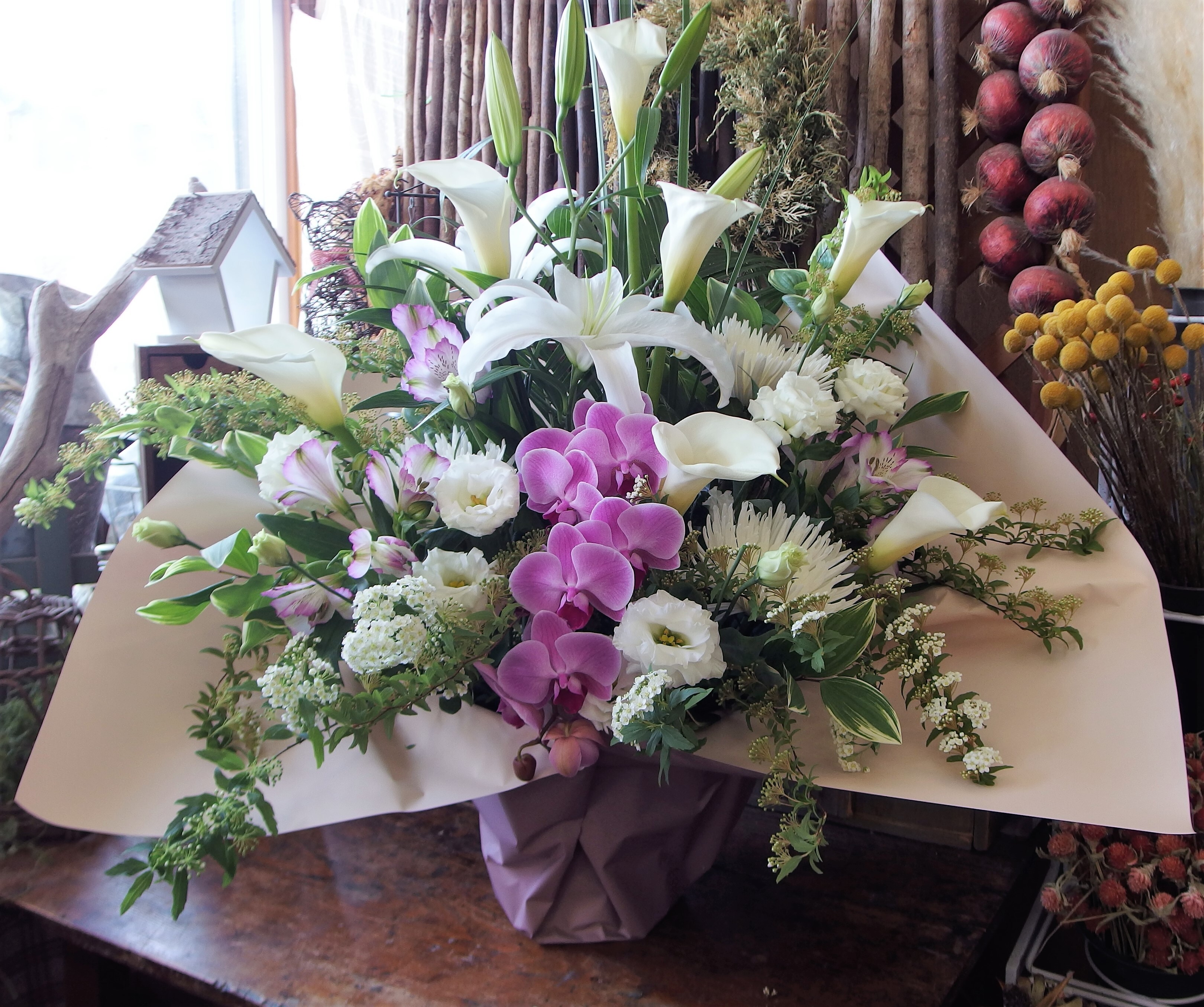 お供え】白を基調に豪華に【アレンジ】御供 お盆 秋彼岸 春彼岸 葬儀