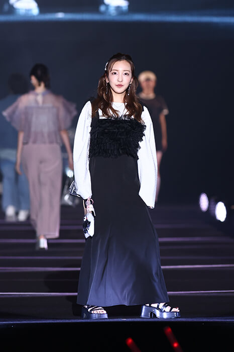 板野友美、約8年ぶりにTGCに登場！投げキッスに大反響♡ - girlswalker