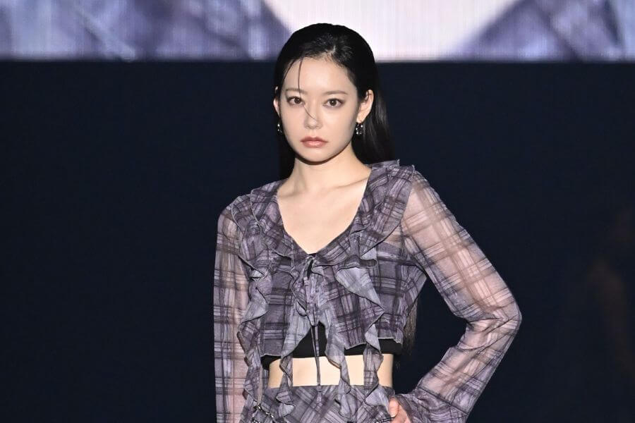 なごみ、スレンダーなウエストがあらわに！客席にクールな目線も