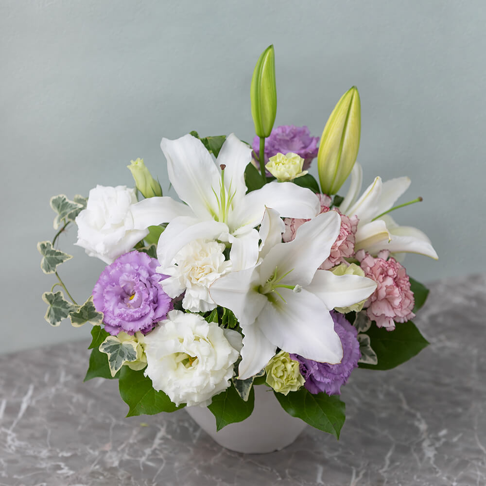 お供え花 アレンジメント「やすらぎ花(藤色重ね)」｜フラワーギフト