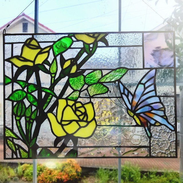 ステンドグラス 黄色い薔薇と蝶のパネルの通販 by かずこ's shop｜ラクマ