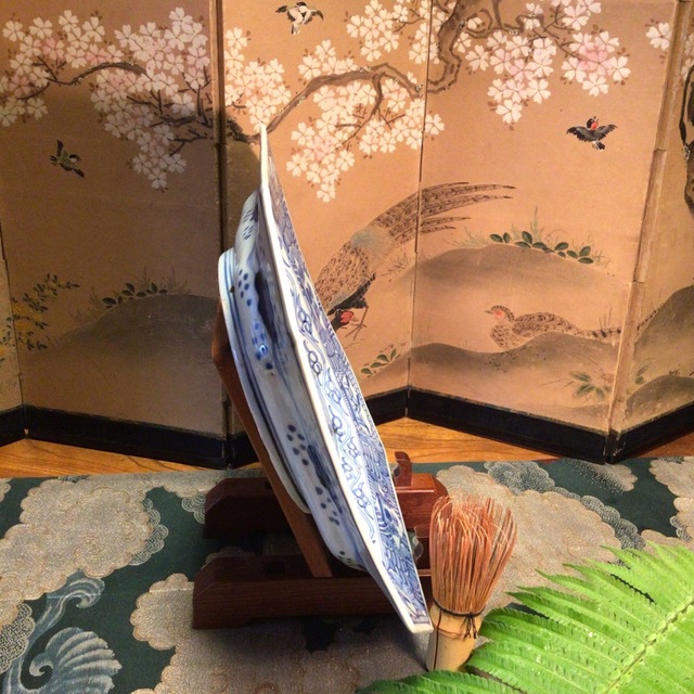 A682 古伊万里 染付 線描 見込山水紋様 窓絵に草花 角皿 隅切り皿 1枚