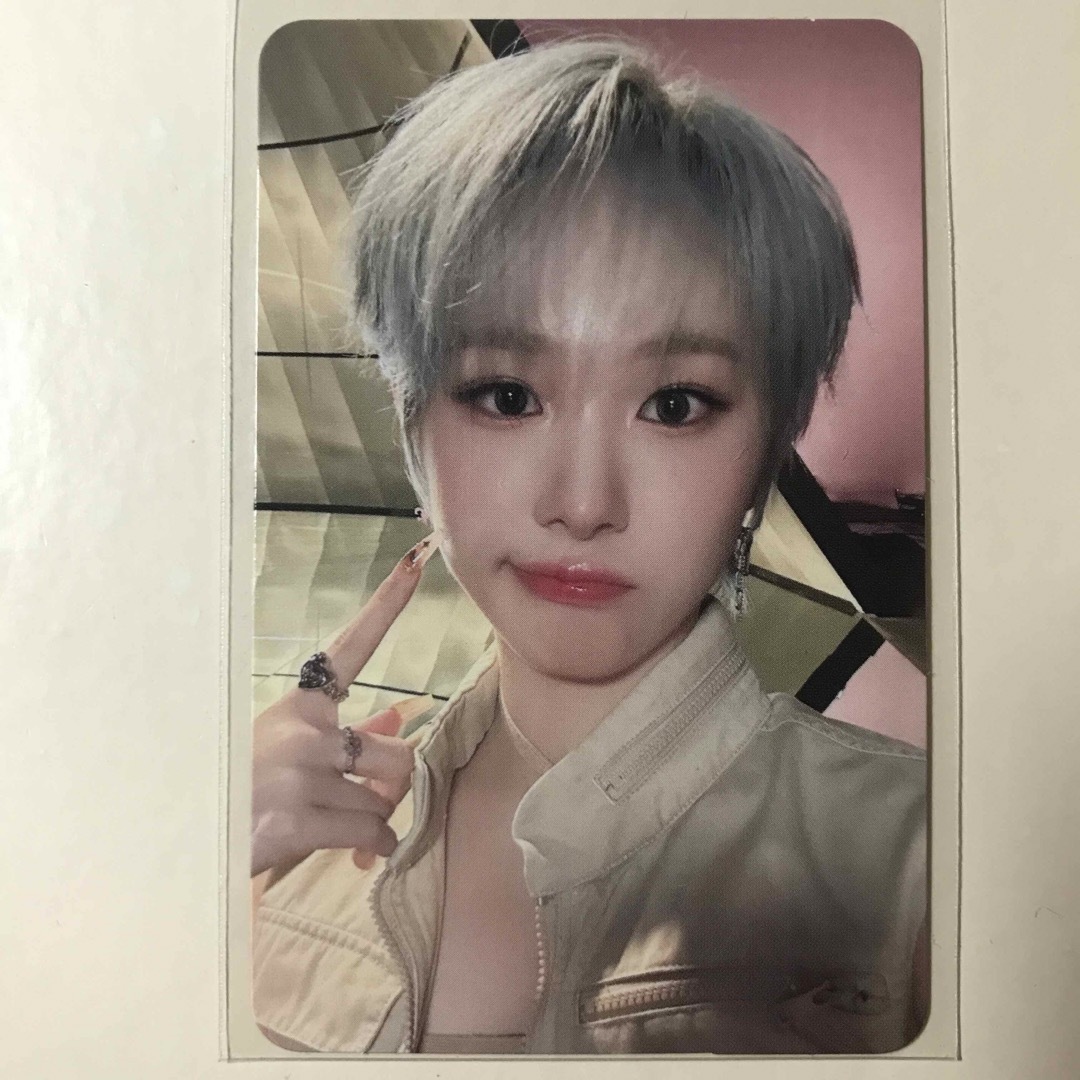 EVERGLOW ミア MAKESTAR トレカの通販 by よう｜ラクマ