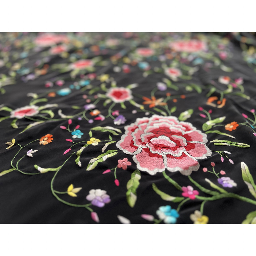 新品］シルク100%製マントン・フラメンコ・黒xカラー刺繍の通販 by e