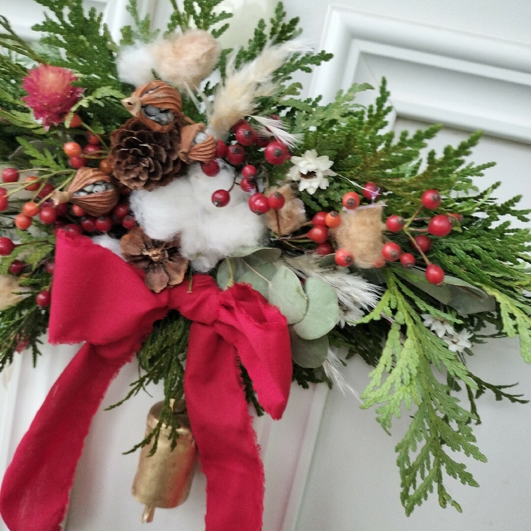 カウベルの優しい音色 赤い実のドライフラワー横長スワッグ クリスマス