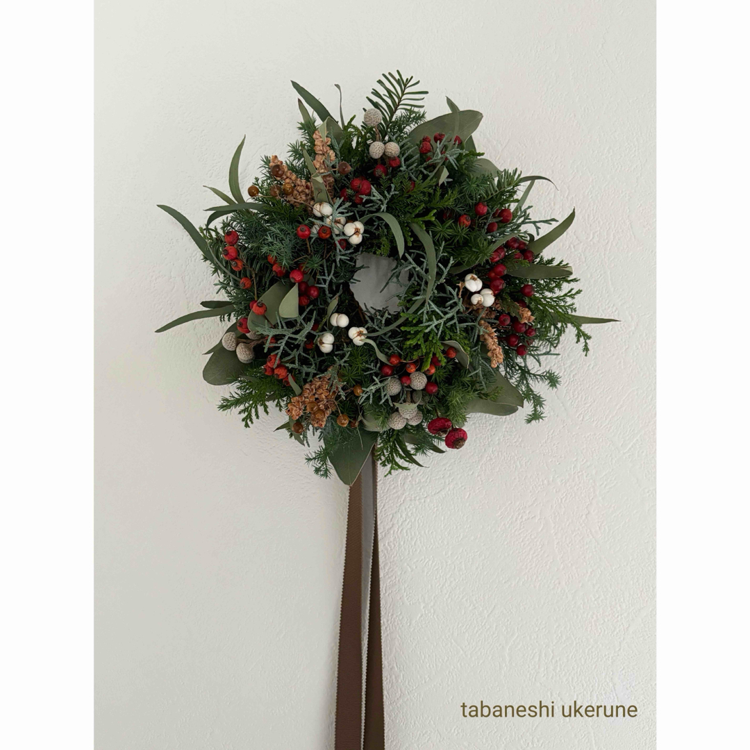 モミの木と赤い野バラの実や数種類の針葉樹を紡いだ