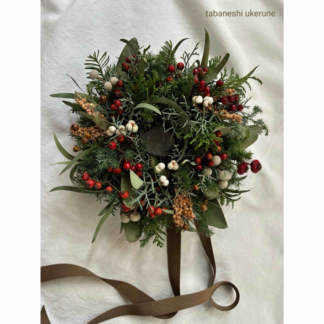 モミの木と赤い野バラの実や数種類の針葉樹を紡いだ