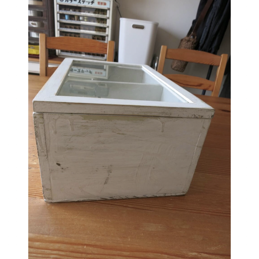 古家具、アンティーク、白いペンキの剥げたガラス蓋付き木製ボックス
