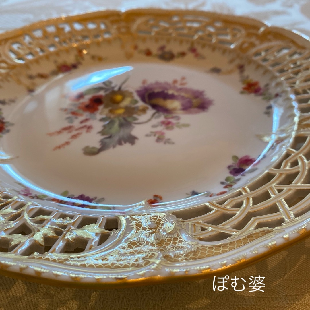 MEISSEN - 【KPMベルリン】金彩 手描き 透かし 皿「花絵／メインが紫の