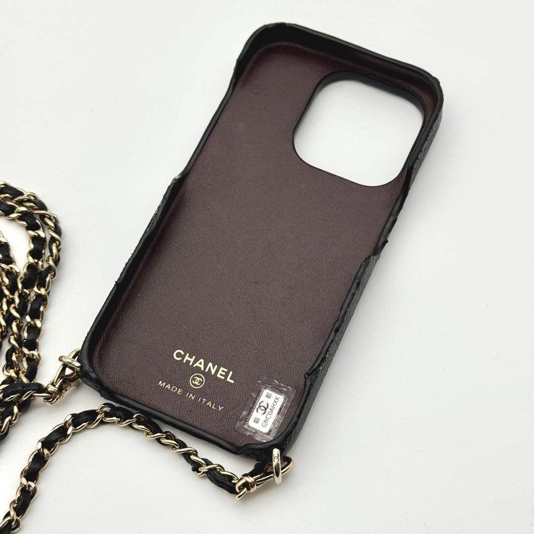 CHANEL - CHANEL キャビアスキン iPhone 15 Pro ケース レザーチェーン