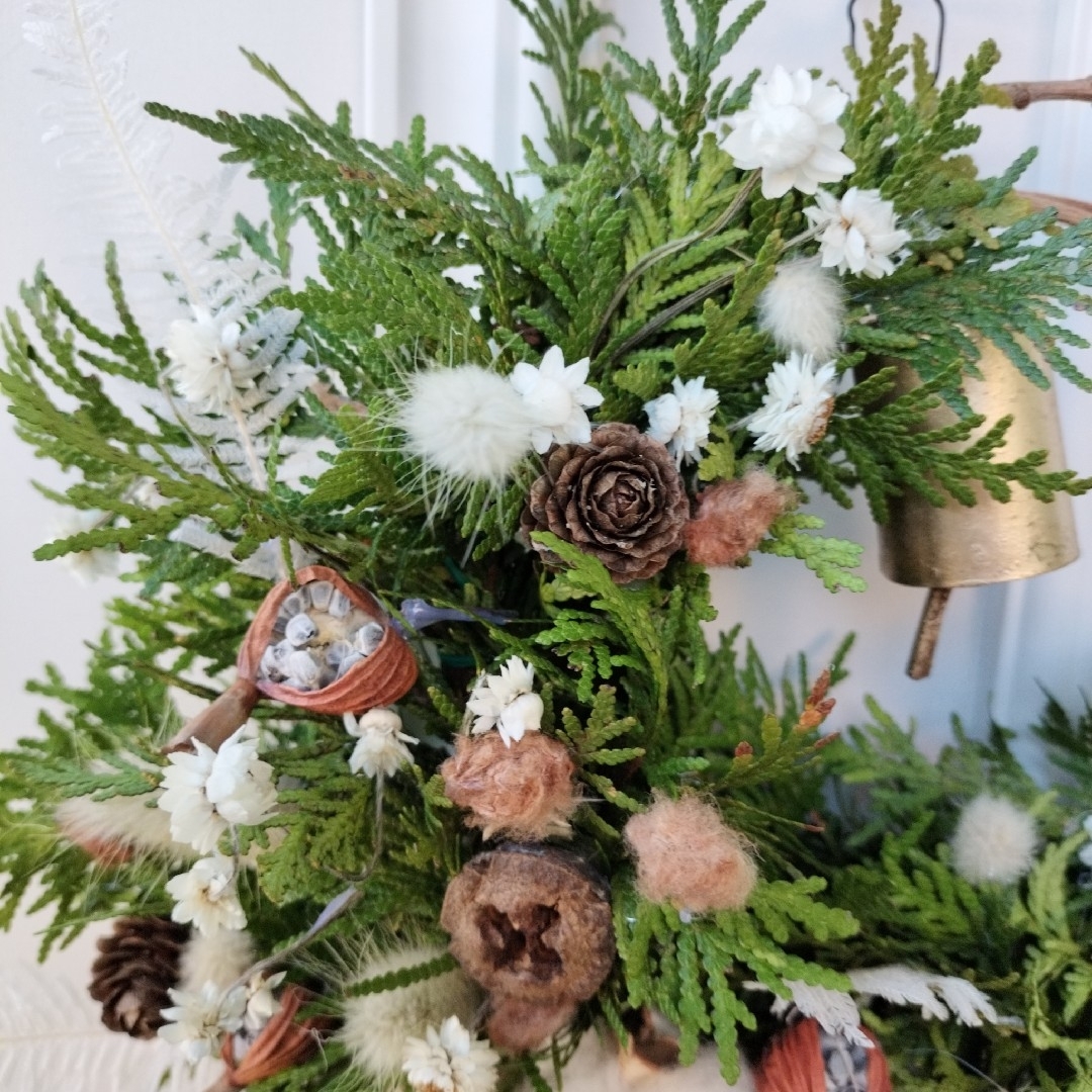 カウベルの優しい音色 木の実とコニファーの三日月リース クリスマスリース