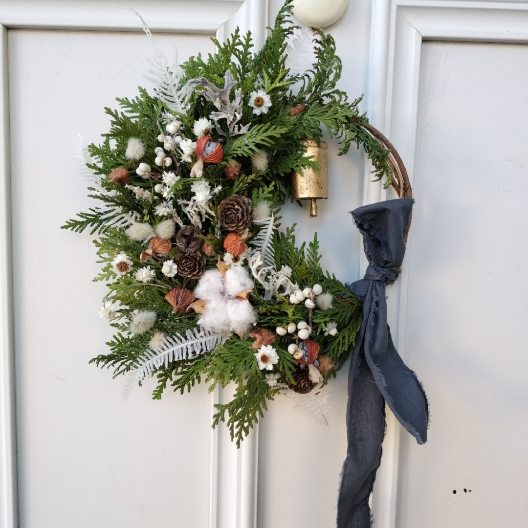 カウベルの優しい音色 木の実とコニファーの三日月リース クリスマスリース