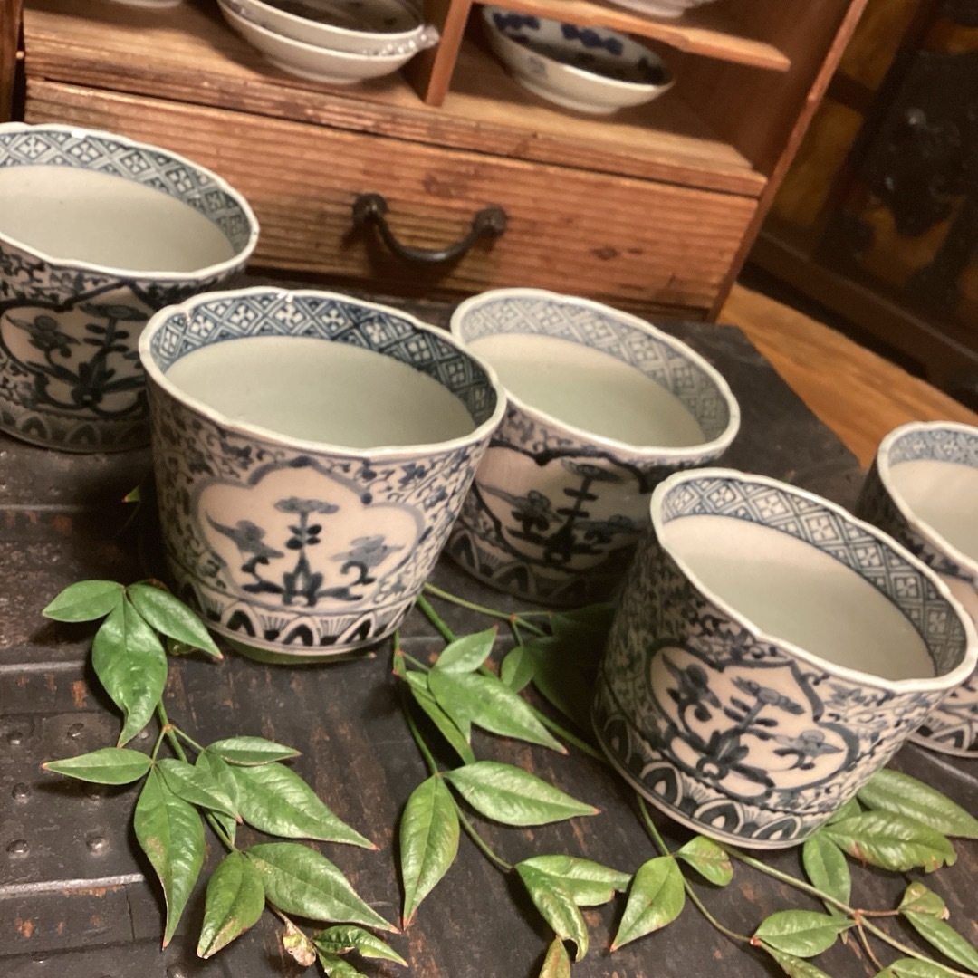 A1044 古伊万里 花唐草 窓絵菊紋様 蕎麦猪口 向付 1客