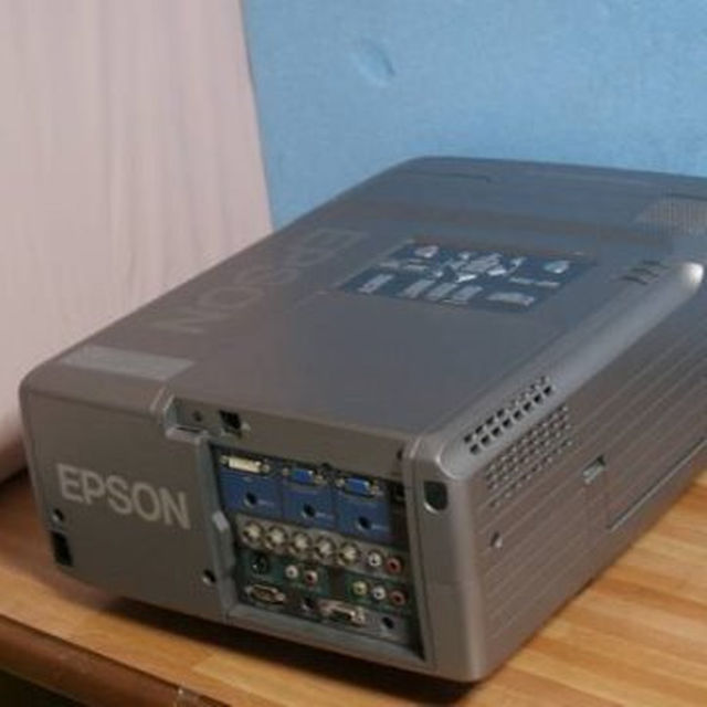 EPSON - EPSON EMP-8300 高輝度 ☆5200ルーメン☆ ランプ使用21時間の