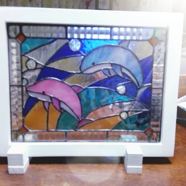 ステンドグラス製 2色のイルカのサンキャッチャーパネルの通販 by