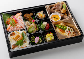 彩幕の内弁当 -黒毛和牛すき焼きと鮭といくらの親子飯- 1,620円｜赤坂