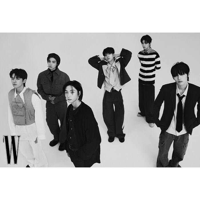 W Korea 2023年 7月号【表紙：ハニ（NewJeans）】 : Magazine (Import