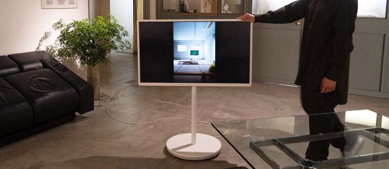 インテリアに自由を増やして理想の空間に。「レイアウトフリーテレビ