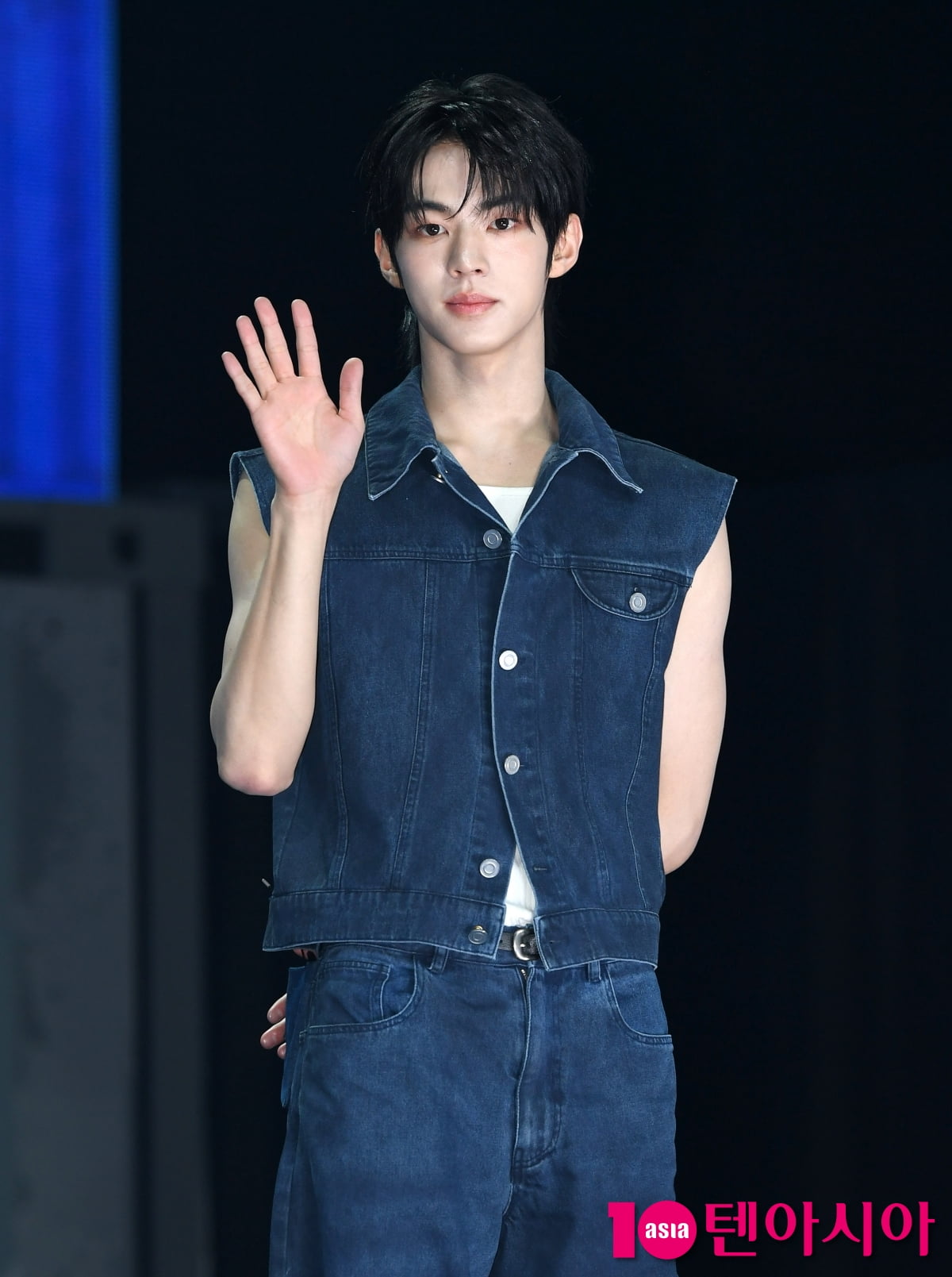 TWSのドフン、ミニ3集『TRY WITH US』ショーケースで魅力を披露