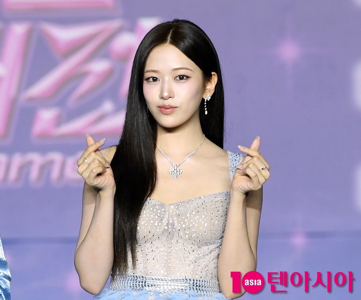 アイブのアン・ユジン、2025 SBS 歌謡大典サマーのブルーカーペットに登場