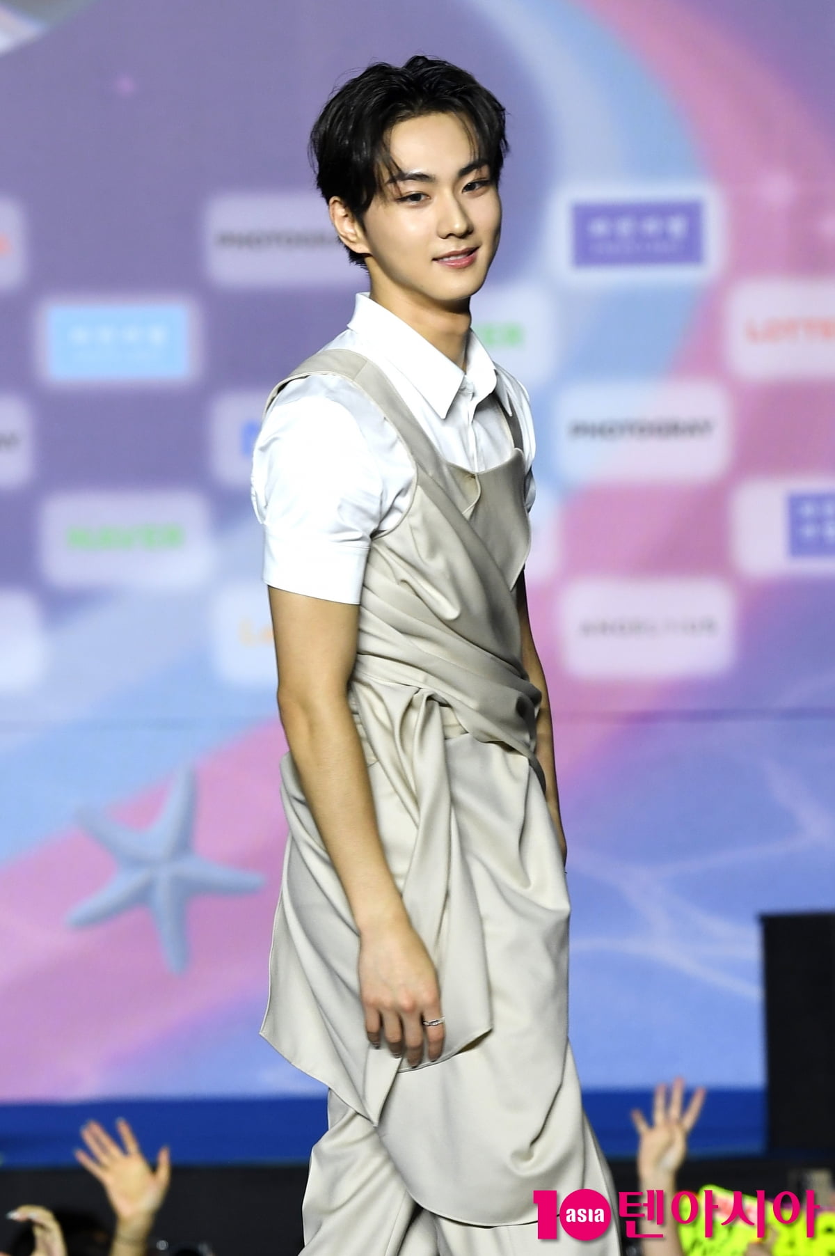 ENHYPENのジョンウォン、2025 SBS歌謡大典サマーのブルーカーペットに登場