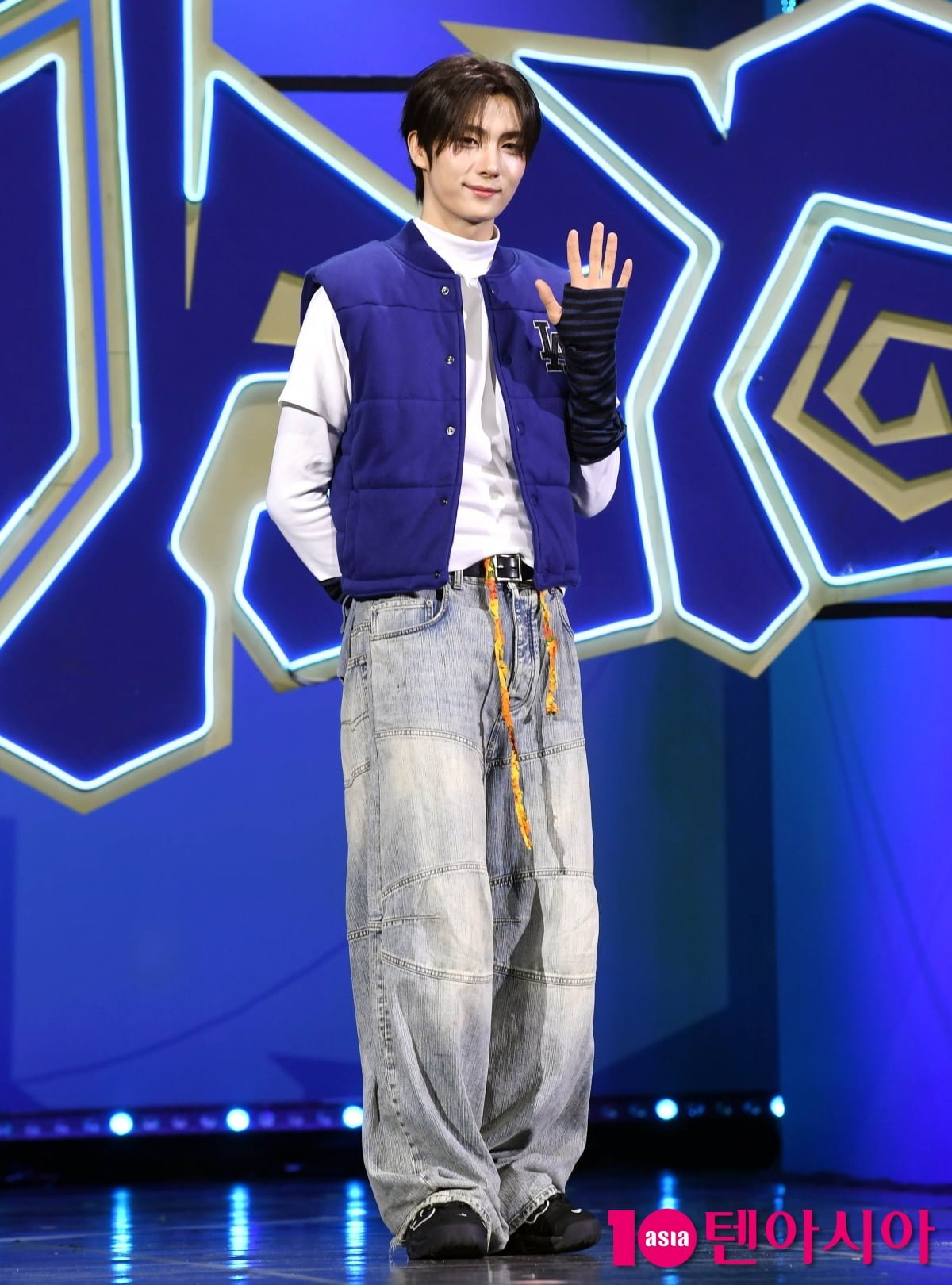 TWSのミニ4集『play hard』ショーケースでヨンジェがポーズ