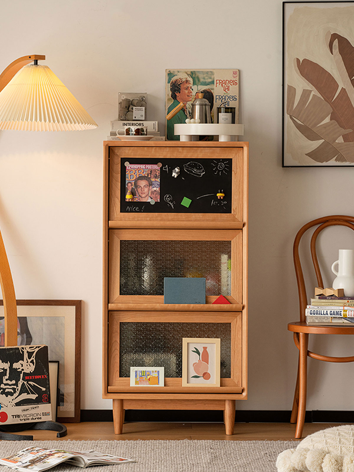 Woody Prime Cherry ブラックボード付きベゴニアガラス扉キャビネット