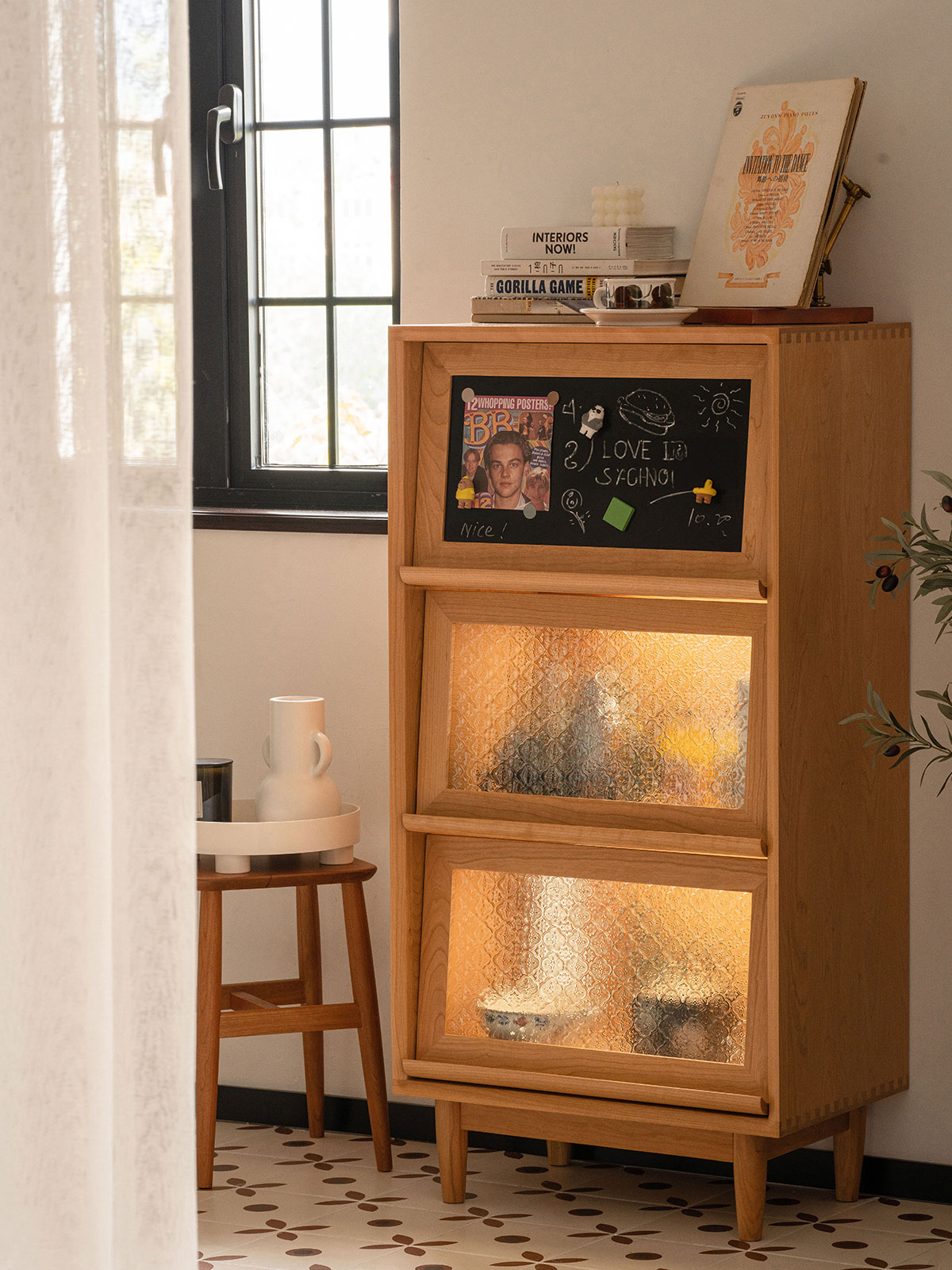 Woody Prime Cherry ブラックボード付きベゴニアガラス扉キャビネット