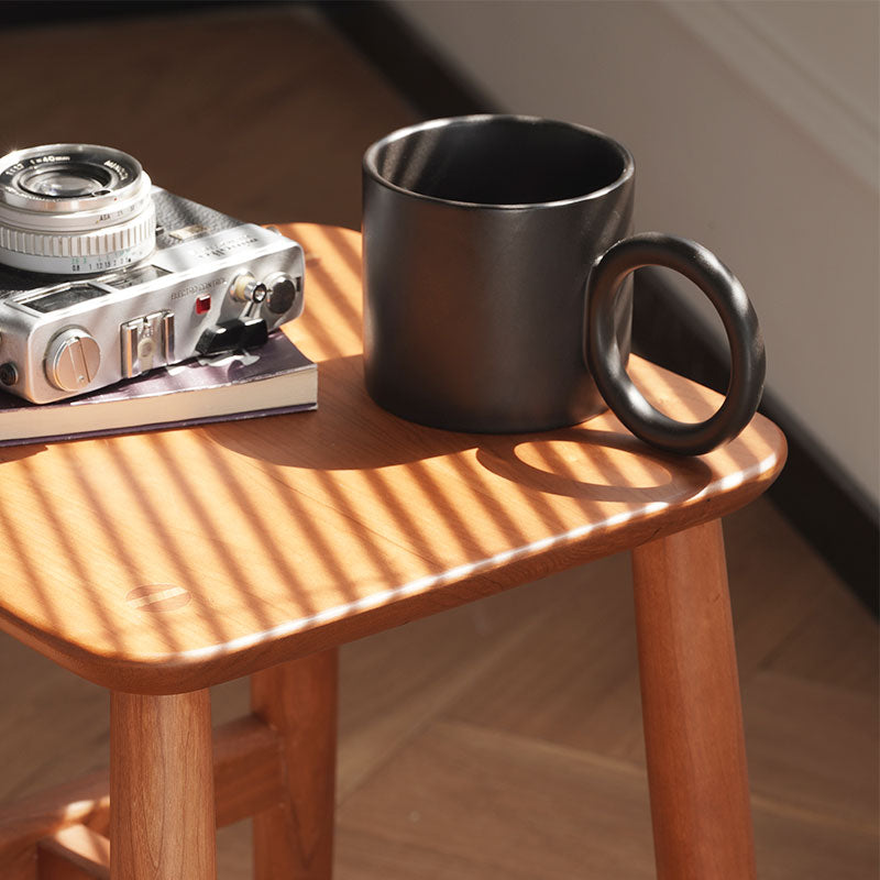 Woody Prime Cherry スクエアウッドスツール | コンパクトでも安定感の