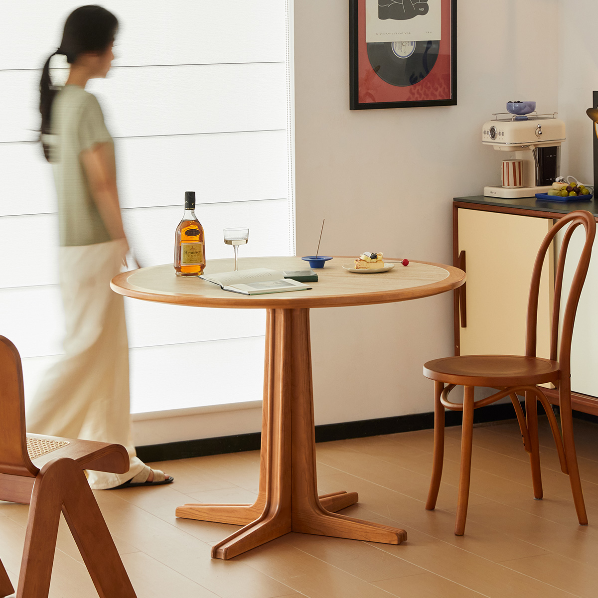 チェリー材 セラミック天板ラウンドテーブル | 美しい天板と耐久性を