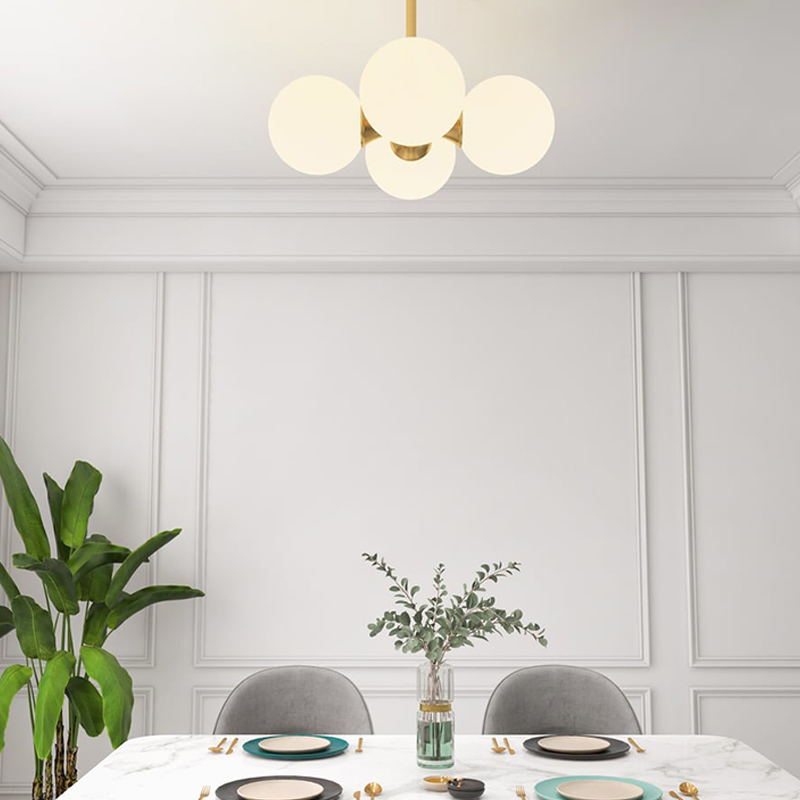 グローブシェードミニシャンデリア | 柔らかな光で演出 小空間に映える