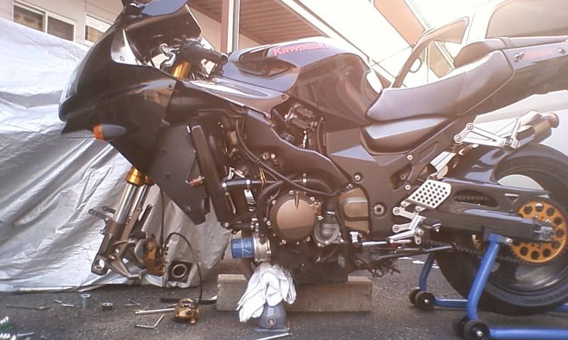 KAWASAKI ZX-12R [ニンジャ]「フロントタイヤ交換」 | ウェビック