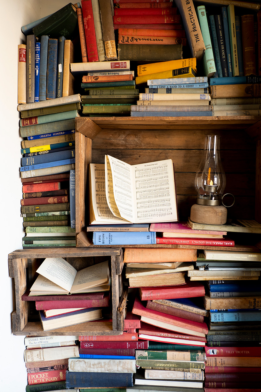 インテリアとしての古本洋書積んだり、開いたり。古本でヴィンテージ感
