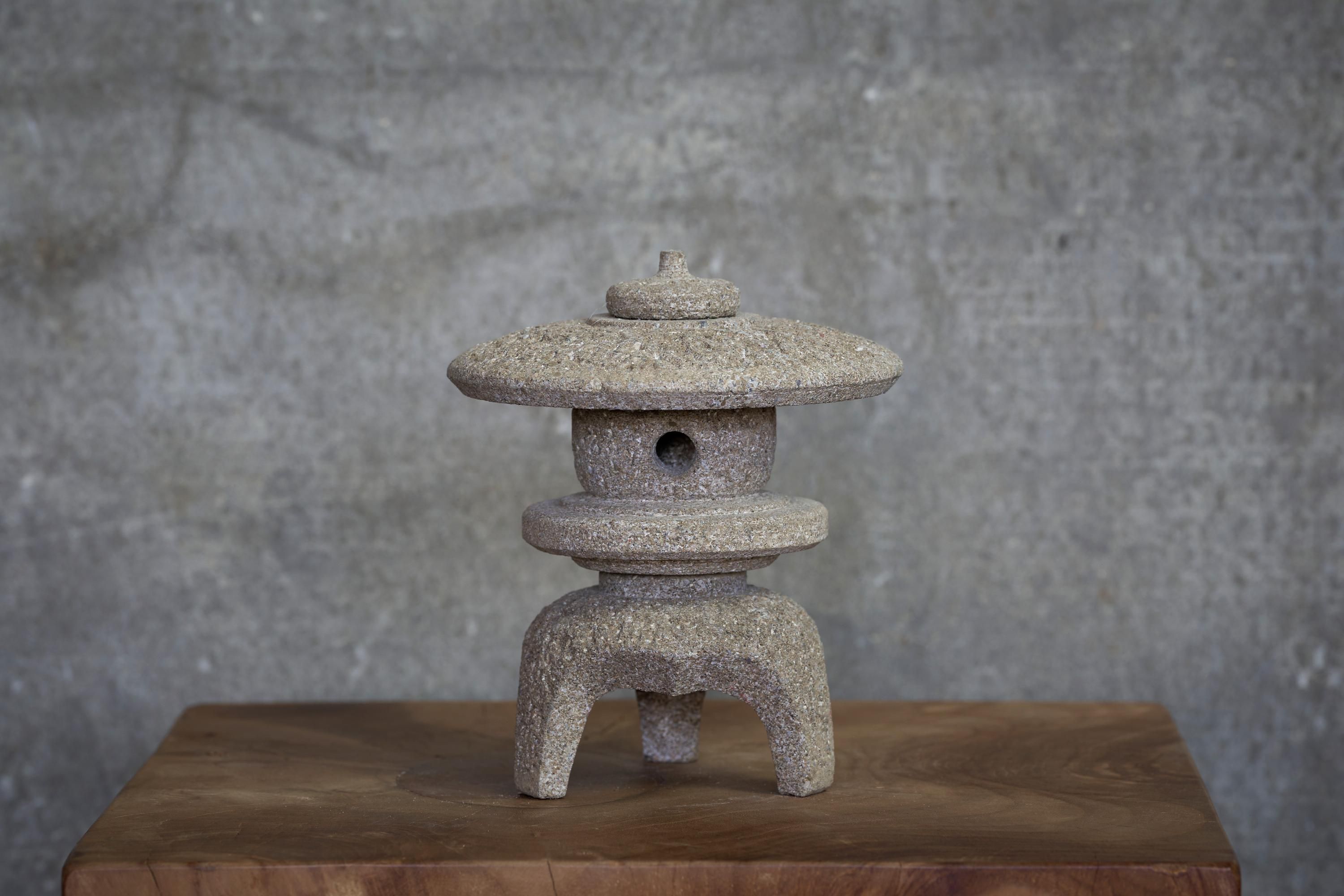 来待石製、小さな雪見灯篭（5寸）| Mini Yukimi Lantern