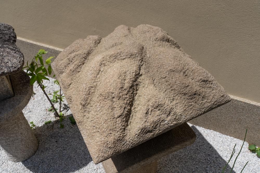 来待石製、水ほたる型灯篭（3尺） | Mizu Hotaru Lantern