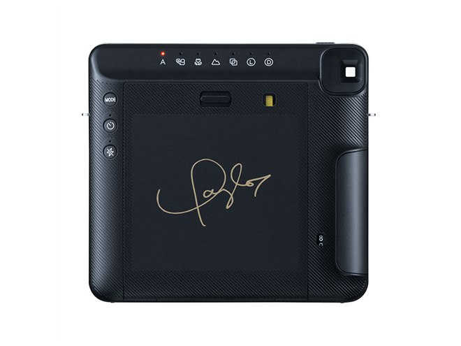 富士フイルム、テイラー・スウィフトがデザインを監修した正方形チェキ