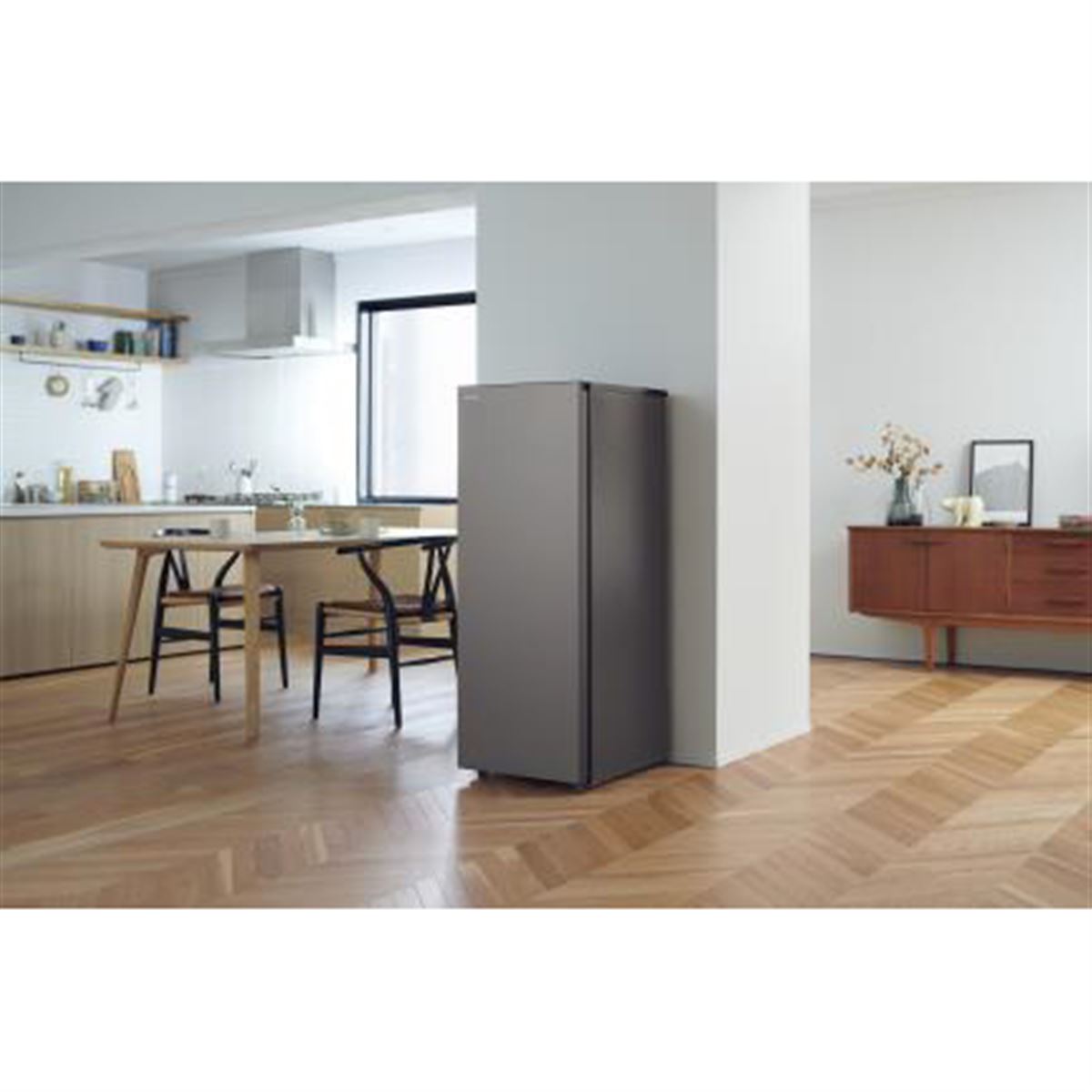 東芝、壁に“ピタッと”設置できる容量135L冷凍庫「GF-W14HS」自動急冷