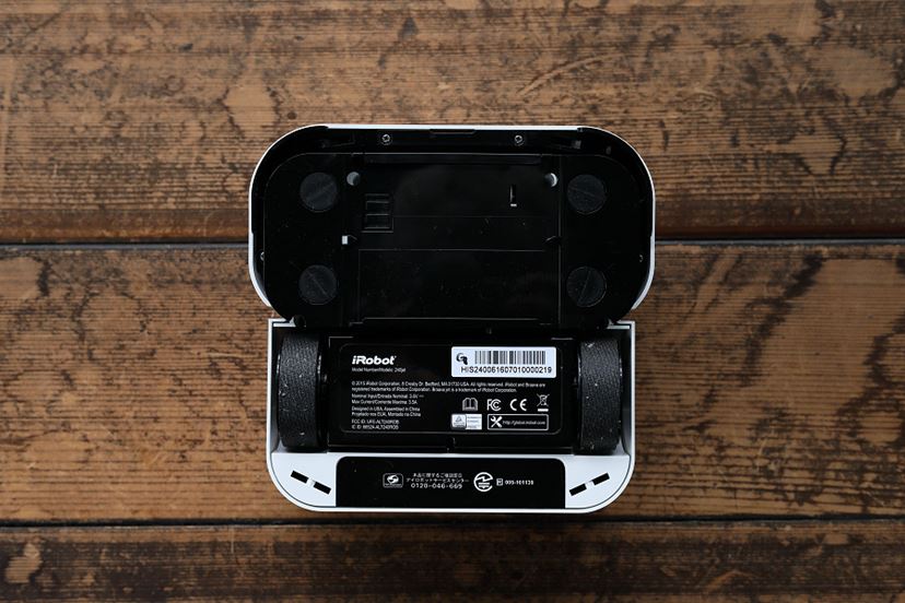 ピュッと水吹く！ 床拭きロボット「iRobot ブラーバジェット240」を