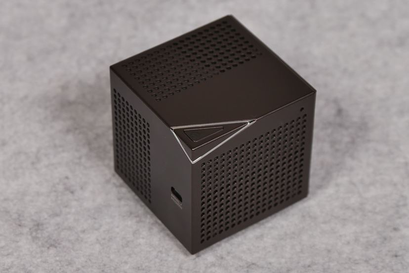 ビジネスに、家庭内映画館に！ 超小型レーザープロジェクター「Smart