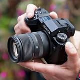 シグマ、「18-50mm F2.8 DC DN」ソニーE用/富士フイルムX用の供給を