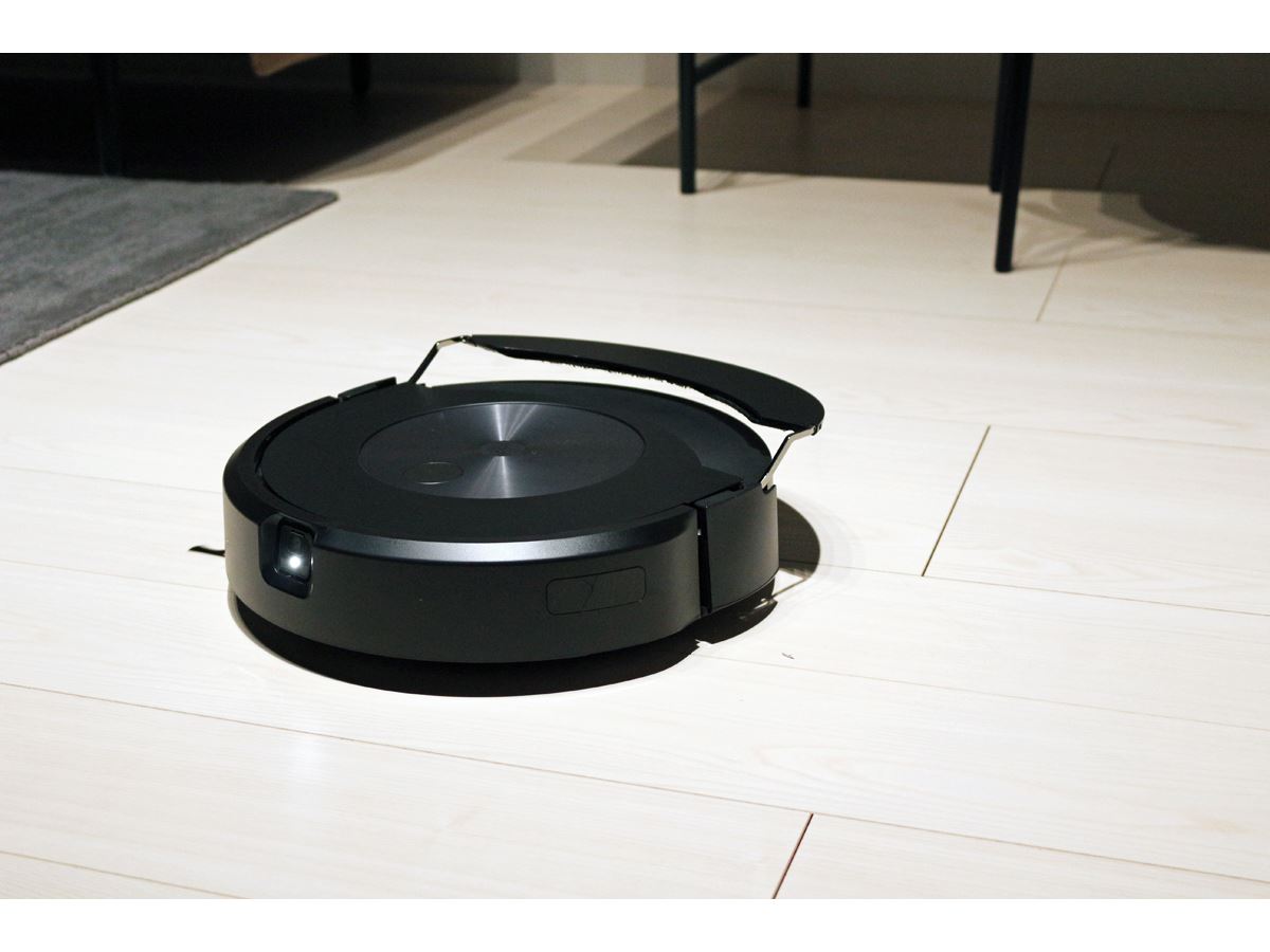 今度のルンバは水拭きもできる！ “変形”して賢く掃除する2in1の