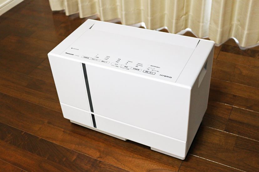 洗濯物の真下に置ける小さなハイブリッド方式除湿機「F-YHTX90」は使い