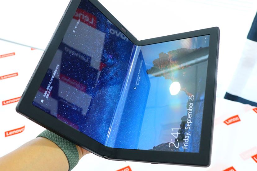 曲がって小さくなる！ 折りたたみOLED搭載の「ThinkPad X1 Fold」実機