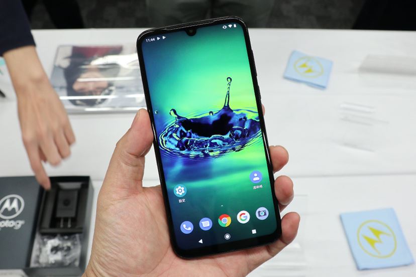 モトローラ、3万円台でトリプルカメラ搭載の「moto g8 plus」発表