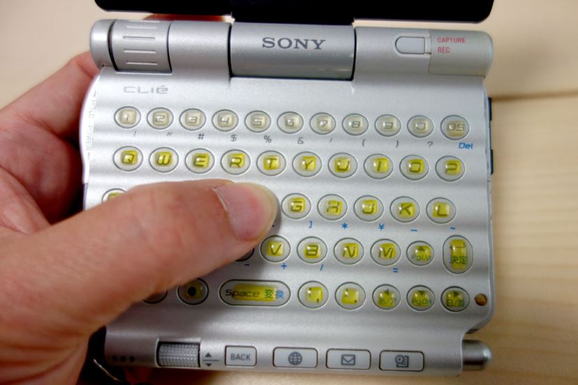 時代を超えて、2003年ソニーの名機「CLIE PEG-UX50」と「F(x)tec Pro1