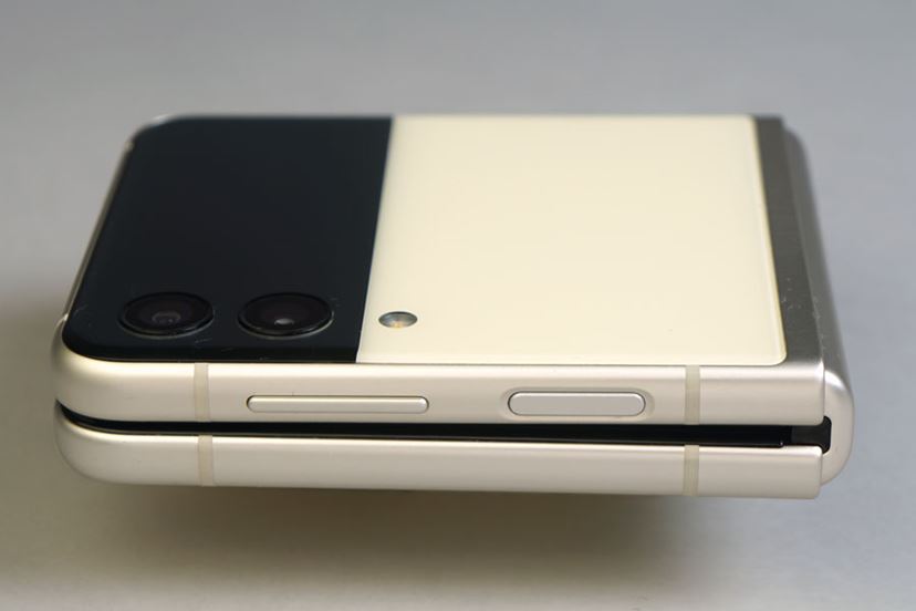 au版が2万円の値下げで購入しやすく。折りたたみスマホ「Galaxy Z