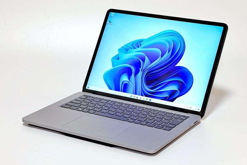 ユニークな変形機構を備えた高性能な14.4型2in1PC「Surface Laptop