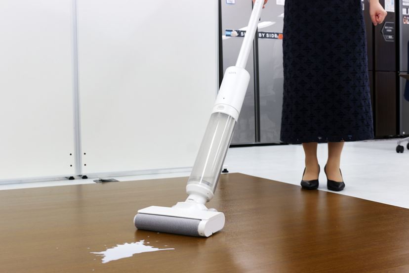 水拭きしながらゴミも吸う！ AQUAの水拭きフロアクリーナー「WIPEL